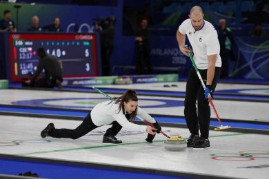 Milano Cortina 2026, Italia bronzo nel curling. Podio sfiorato nello slittino donne: l’analisi finale della giornata