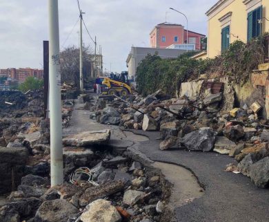 Abusi edilizi e costruzioni invasive sulle coste. Così l’erosione ha spianato la strada a Harry