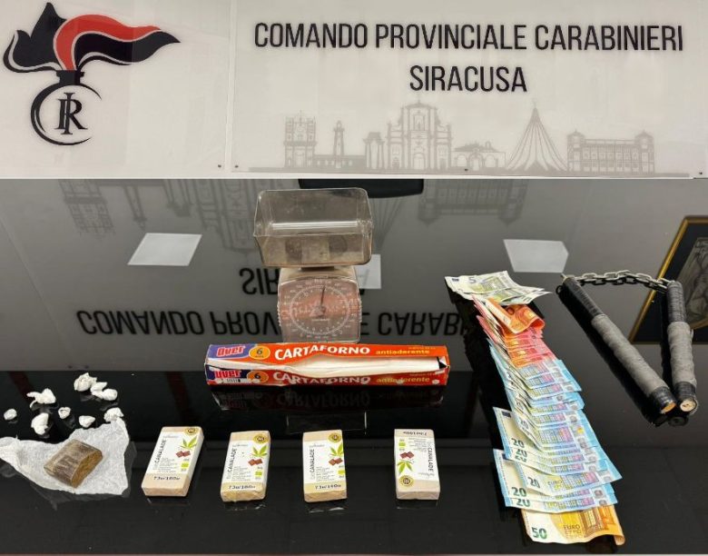 Siracusa, fermati in auto con hashish e arma cinese: un arresto e due denunce