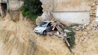 Frana a Niscemi e il paradosso della Ford Fiesta in bilico. Il proprietario: “Voglio sospendere la polizza, ma chiedono dei documenti che non ho più”