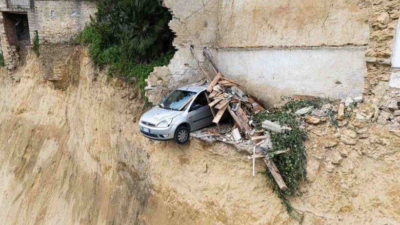 Frana a Niscemi e il paradosso della Ford Fiesta in bilico. Il proprietario: “Voglio sospendere la polizza, ma chiedono dei documenti che non ho più”