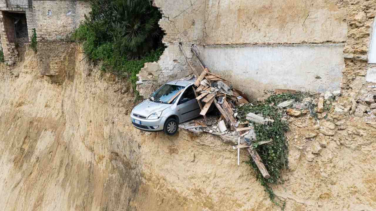 Frana a Niscemi e il paradosso della Ford Fiesta in bilico. Il proprietario: “Voglio sospendere la polizza, ma chiedono dei documenti che non ho più”