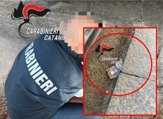 Busta sospetta sul marciapiede a Catania, intervengono i carabinieri: rinvenuti 21 proiettili, indagini in corso