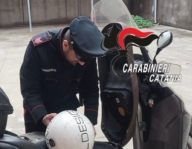 Tenta il furto di uno scooter: denunciato un minorenne a Catania