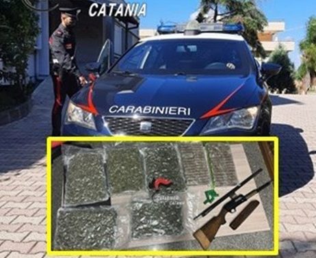 Nell’auto nascondeva fucile e droga, denunciato uomo nel Catanese