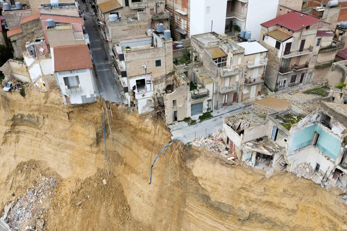 A Niscemi si prova a ripartire: aperte le scuole. Schifani: “Nessuno rimarrà senza casa”