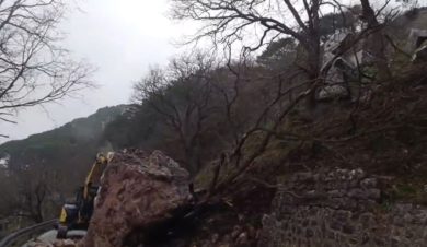 Un grande masso in strada, chiuso un tratto del Messinese: si lavora al ripristino