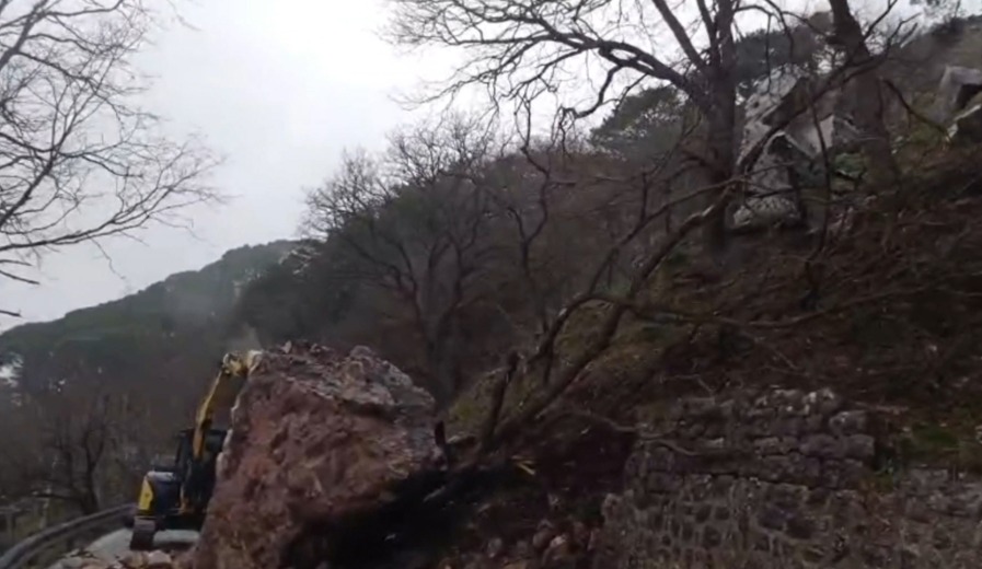 Un grande masso in strada, chiuso un tratto del Messinese: si lavora al ripristino