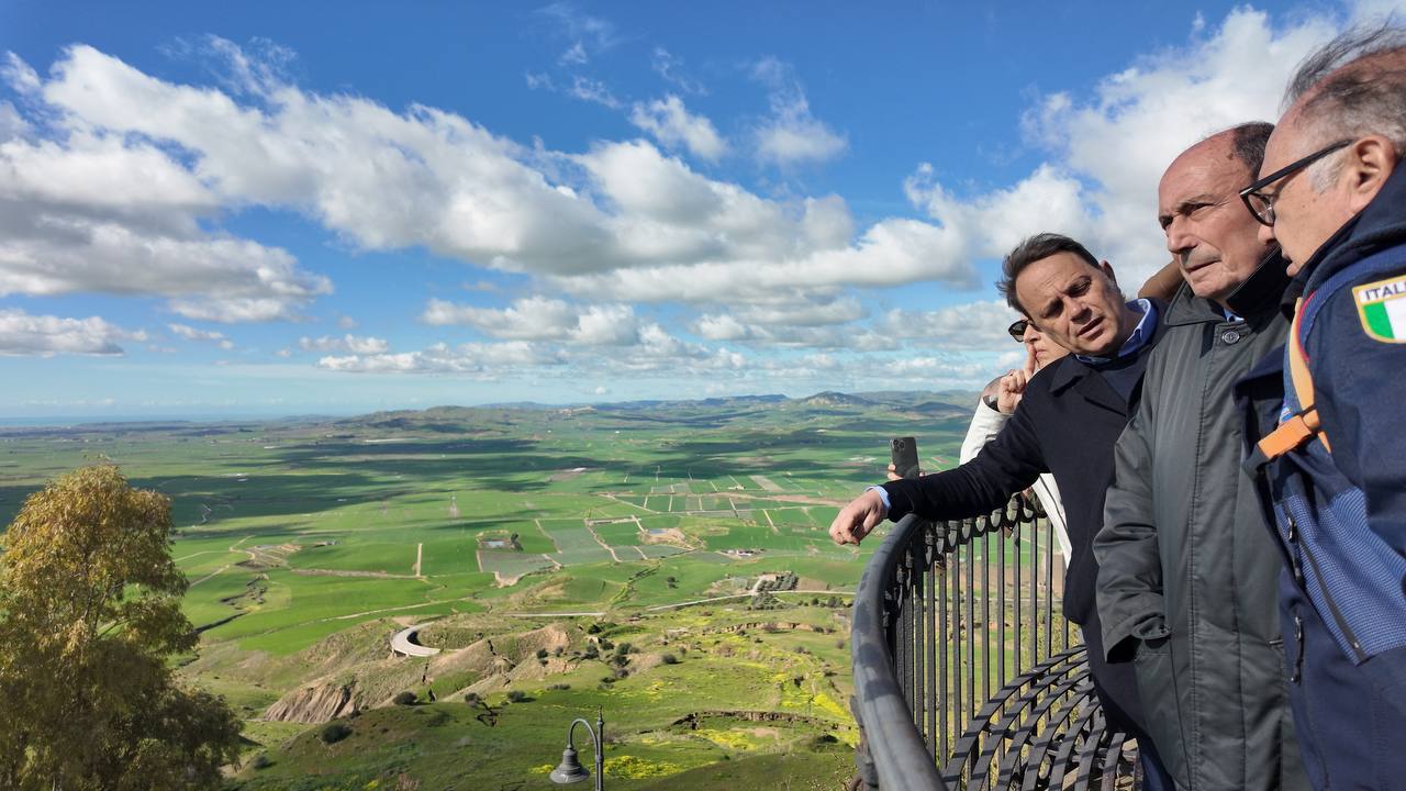 Frana Niscemi, Schifani consegna primi 2 alloggi per sfollati: “Non solo vicinanza, ma atti concreti” Frana Niscemi, Schifani consegna primi 2 alloggi per sfollati: “Non solo vicinanza, ma atti concreti”