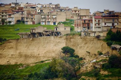La memoria di Niscemi in bilico sull’orlo della frana