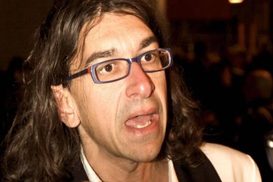 “Carlo Conti bisessuale”: l’irruzione di Gabriele Paolini e la replica del conduttore di Sanremo 2026