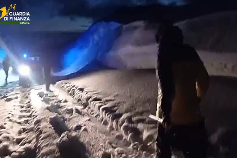 VIDEO | Bufera di neve si abbatte sull’Etna, soccorse auto bloccate in strada