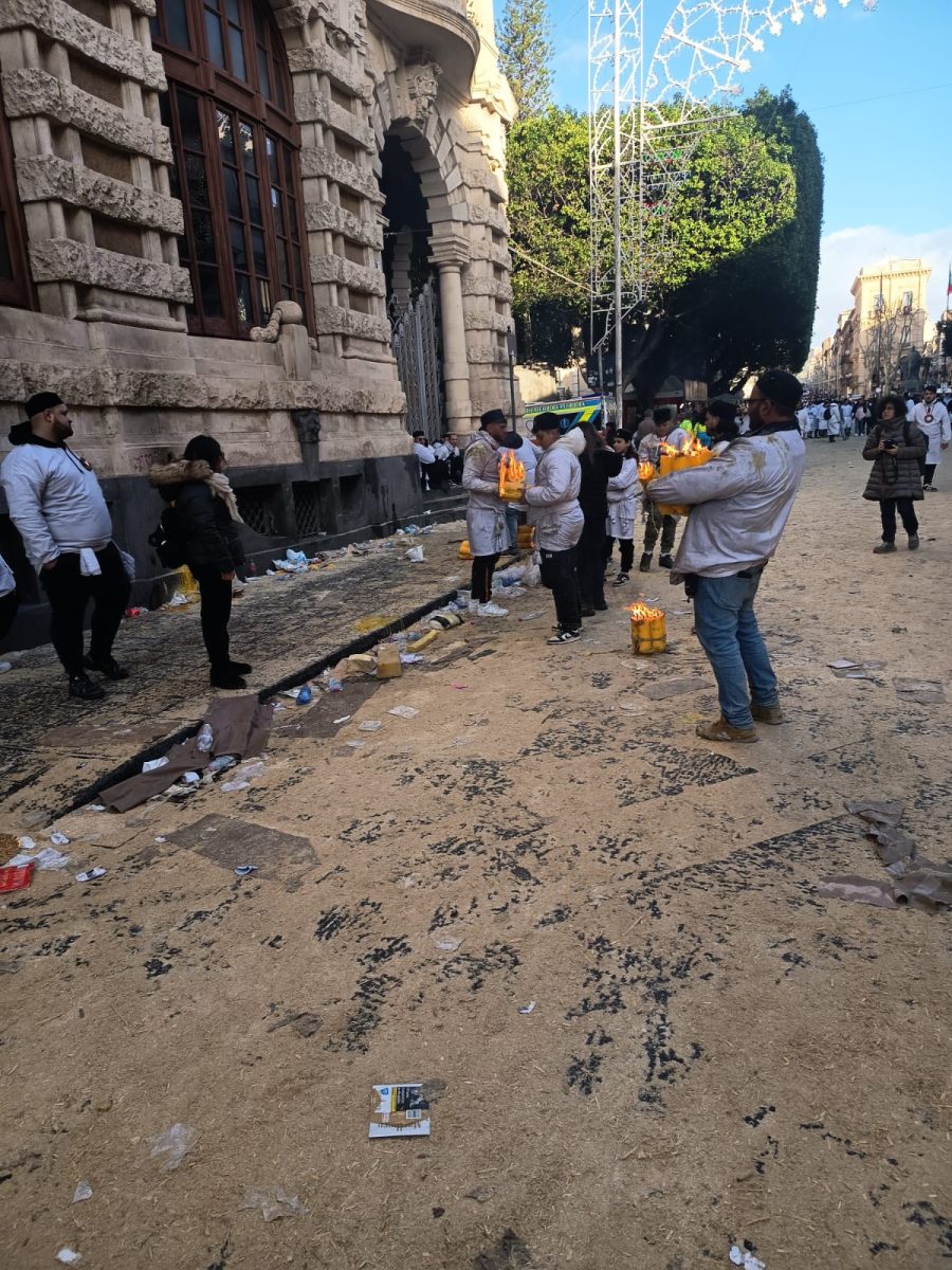 I devoti in attesa della Salita di Sangiuliano in via Etnea - foto QdS