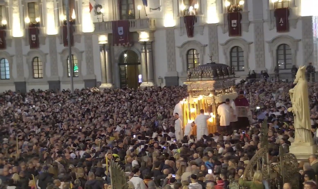 Il fercolo di Sant'Agata lascia piazza Duomo - diretta Arcidiocesi