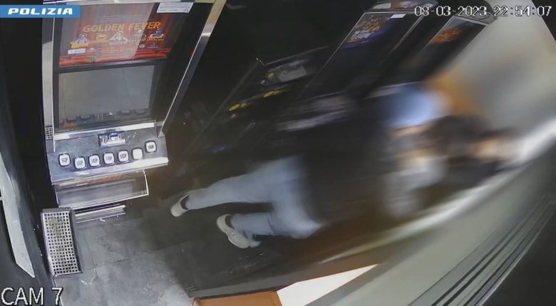 Birre e cibo gratis sotto minaccia, blitz della Polizia a Palermo: 9 arresti