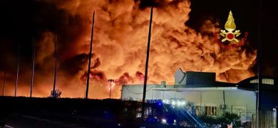 Impianto di trattamenti di plastica va a fuoco: paura nella notte nel Palermitano