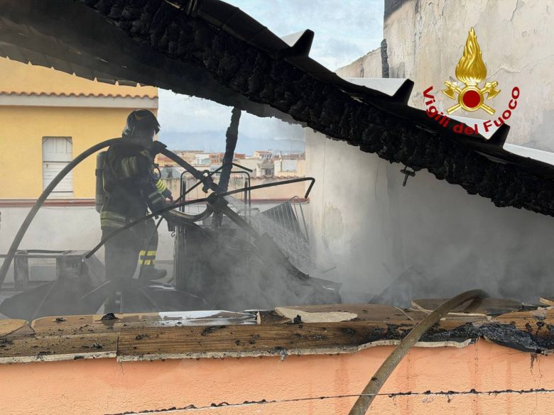 Incendio in abitazione nel Palermitano: intervengono i VdF, indagini in corso