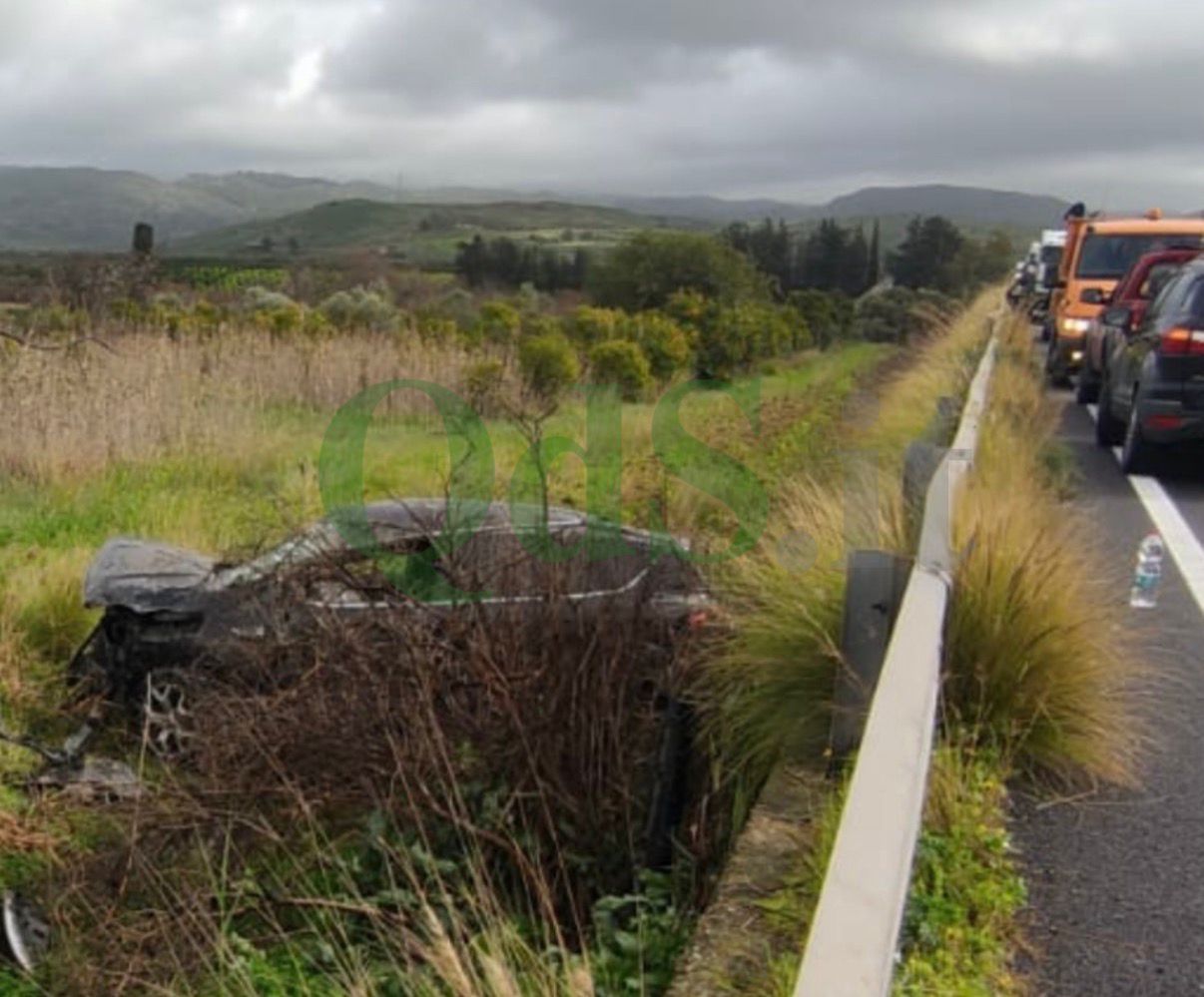 L’auto scivola fuori strada sulla SS115: 4 feriti, ci sono anche due bimbi