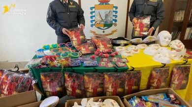 Carnevale dietro l’angolo, arriva il blitz a Gravina di Catania: sequestrati 11 mila articoli contraffatti