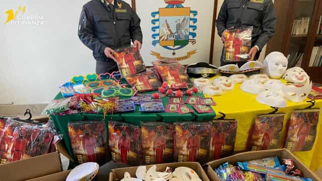 Carnevale dietro l’angolo, arriva il blitz a Gravina di Catania: sequestrati 11 mila articoli contraffatti