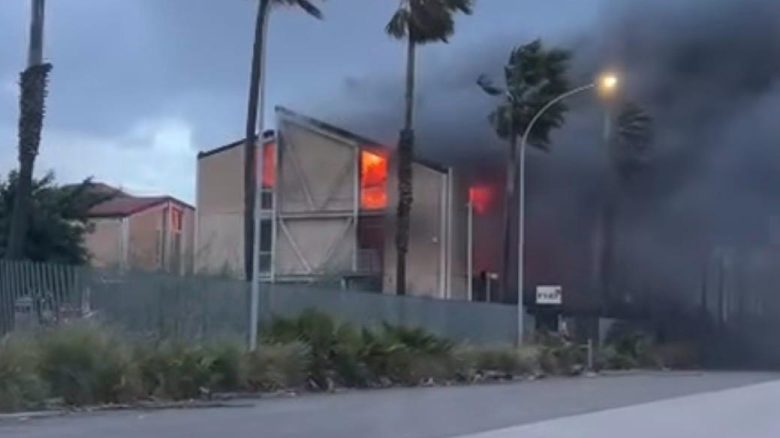 VIDEO | Incendio Palermo, fiamme in un edificio dell’ex Irsap