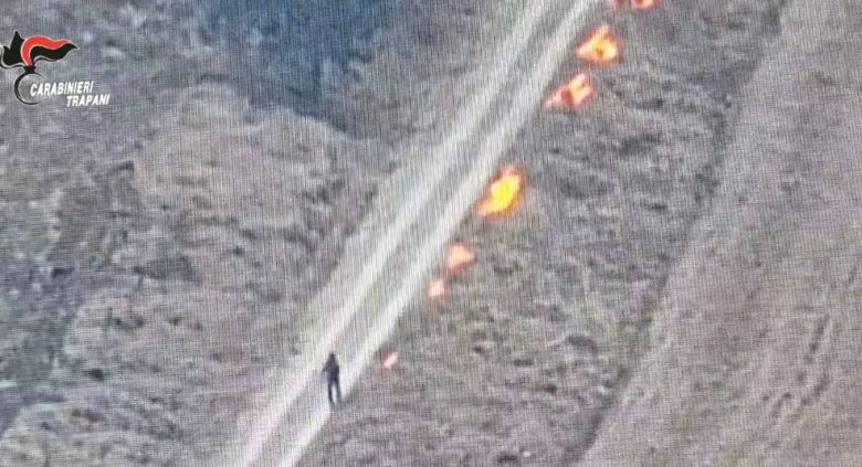 Maxi incendio su 83 ettari di terreno a Trapani: arrestato un dipendente regionale