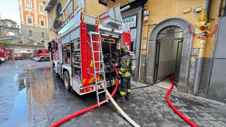 “Tutto completamente distrutto”, shock per l’incendio che ha devastato il teatro Sannazaro