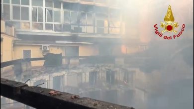 VIDEO | Il devastante incendio del Teatro Sannazaro, ecco le immagini