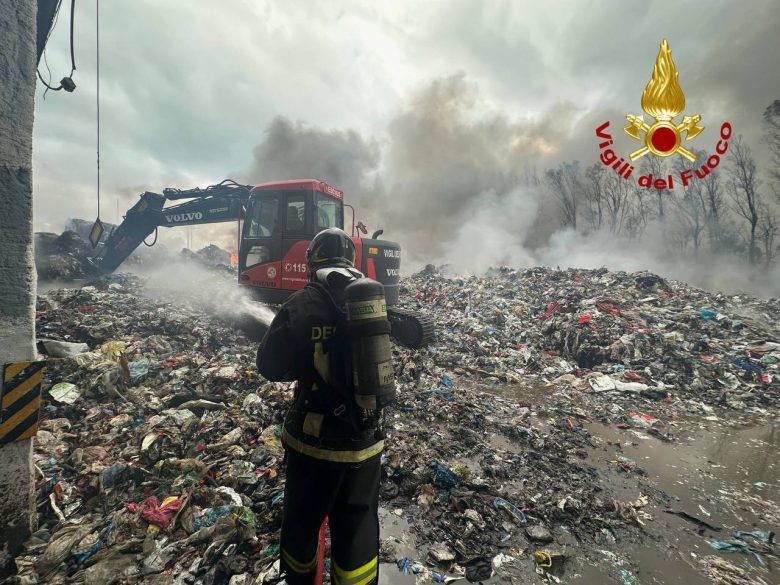 VIDEO | Incendio impianto di rifiuti di plastica nel Palermitano, ancora il rogo non è stato spento: la situazione