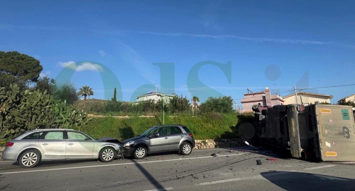 Incidente sulla statale a Porto Empedocle: camion si ribalta, coinvolte pure due auto