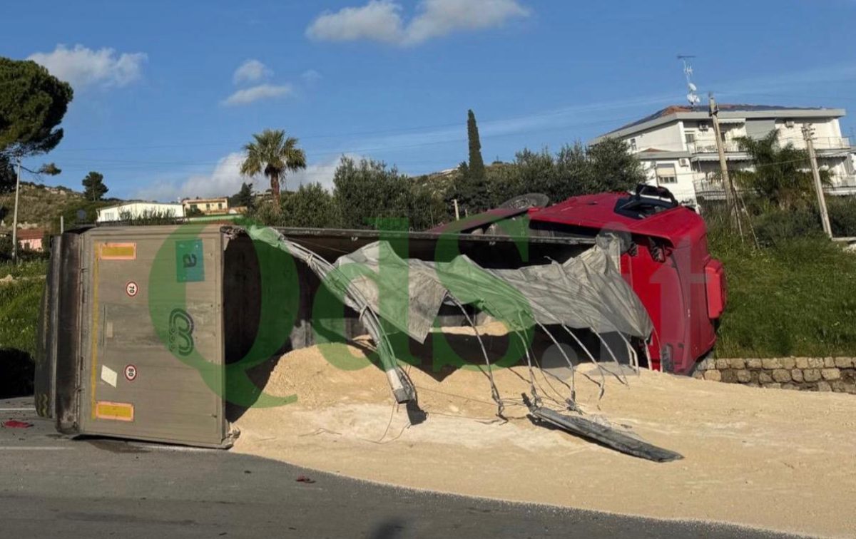 Incidente sulla statale a Porto Empedocle: camion si ribalta, coinvolte pure due auto