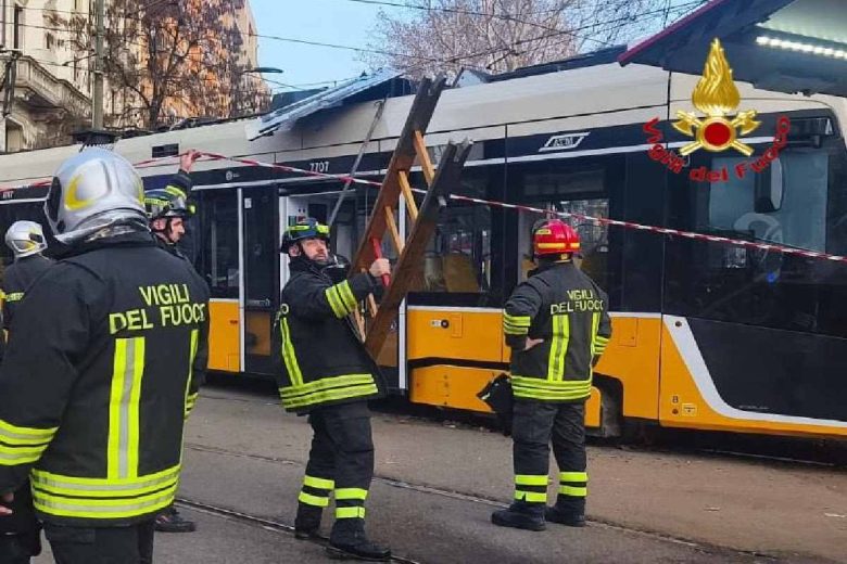 Tram deragliato a Milano, il conducente non risponde alle domande del pm: “È ancora sotto choc”