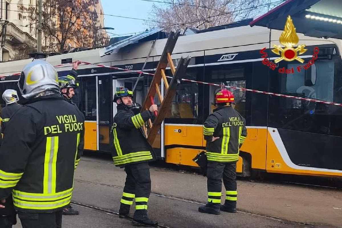 FOTO | Tram deragliato a Milano, il bilancio si aggrava: due morti e 39 feriti di cui uno in codice rosso
