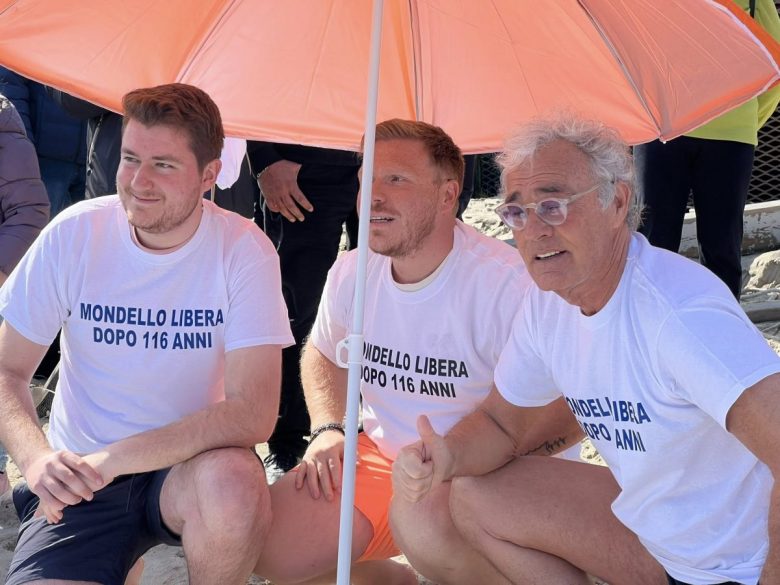“Mondello libera dopo 116 anni”, La Vardera, Hallisey e Giletti fanno un bagno a mare per festeggiare