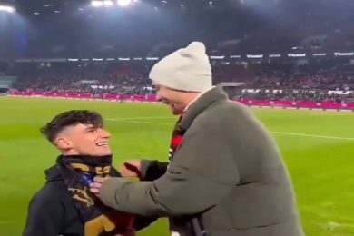 VIDEO | L’arbitro Kaiser chiede la mano al suo compagno allo stadio davanti a 50mila spettatori