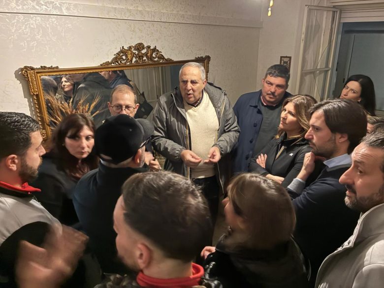 VIDEO | Il presidio alla casa popolare dello Zen continua, visita anche del sindaco Lagalla