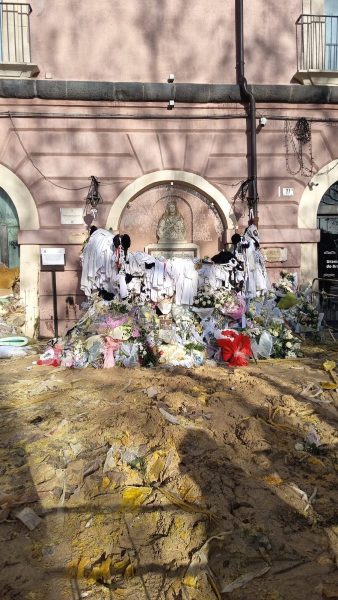 L'altare con gli omaggi a Sant'Agata - QdS