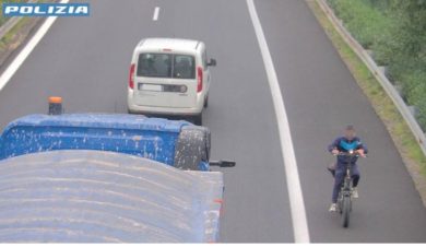 Pazzia sulla Messina-Catania: pedala contromano in autostrada
