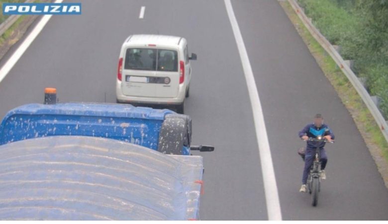 Pazzia sulla Messina-Catania: pedala contromano in autostrada