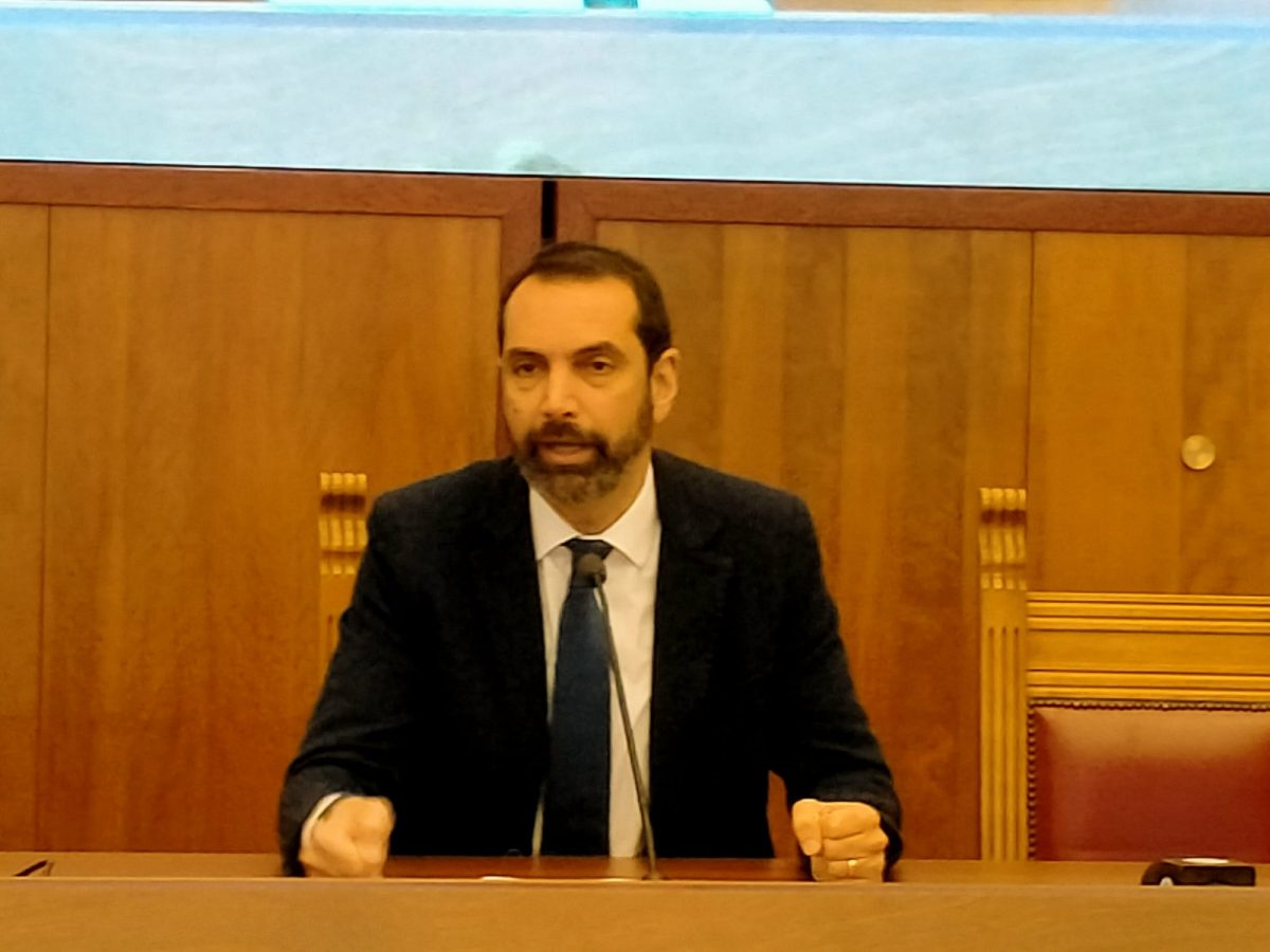 Messina, il sindaco Basile si dimette ma annuncia “Mi ricandido”