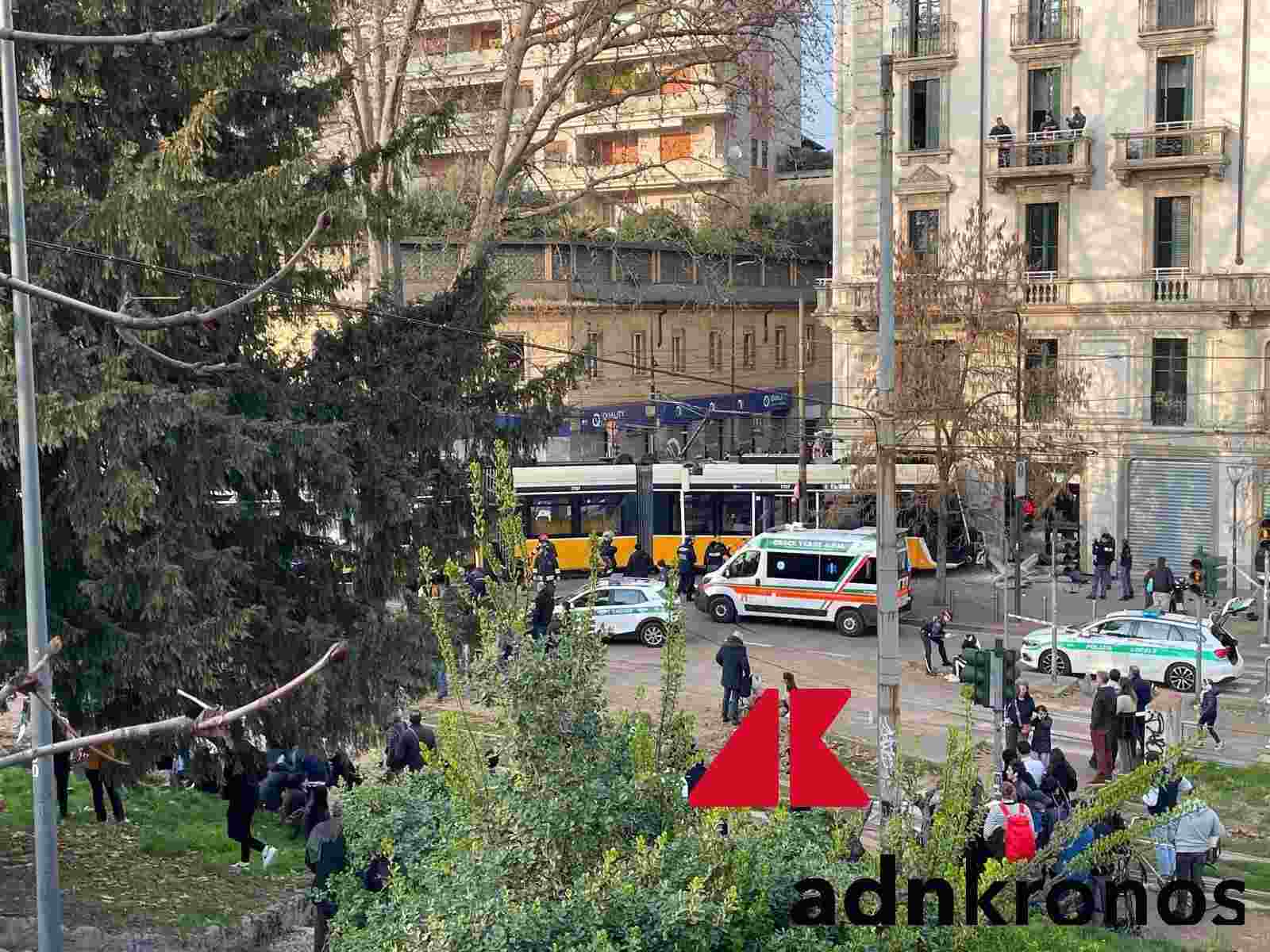 Incidente drammatico a Milano: tram deraglia e si schianta contro edificio in centro, un morto e oltre venti feriti