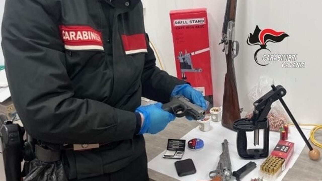 Trasformava pistole giocattolo in armi da fuoco a Misterbianco: arrestato 53enne