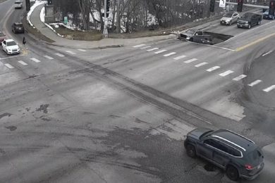 VIDEO | La strada all’incrocio cede di schianto, voragine inghiotte due vetture