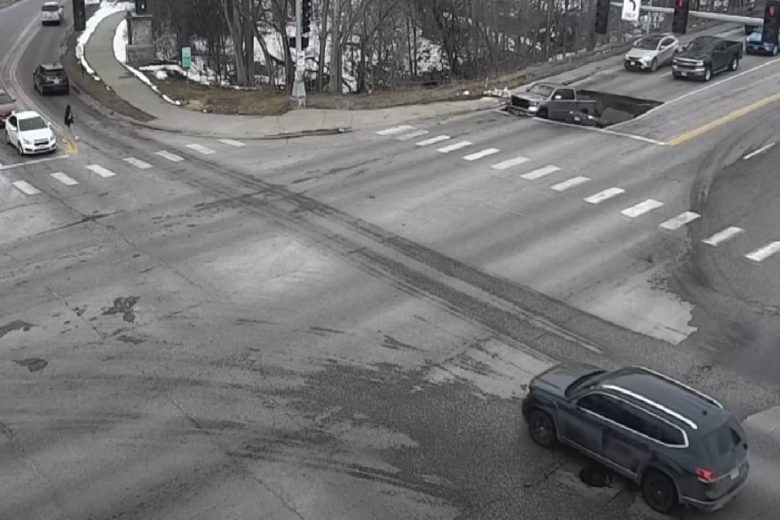 VIDEO | La strada all’incrocio cede di schianto, voragine inghiotte due vetture