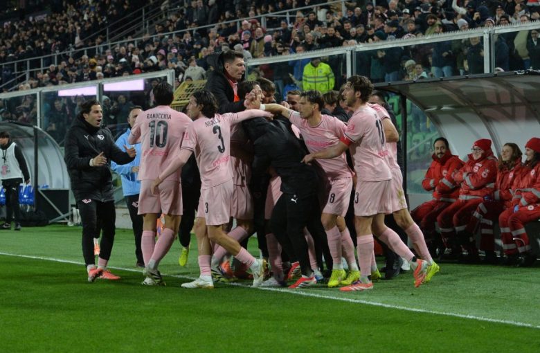 Serie B, il Venezia e Monza vincono in rimonta e dominano la classifica. Palermo quarto a -3 dalla A