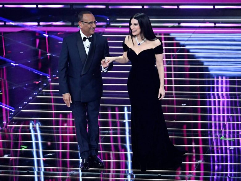 Sanremo 2026, Laura Pausini ‘inciampa’ sulle parole: lo ‘sfottò’ di Can Yaman