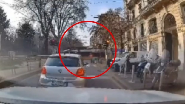 VIDEO | Tram a Milano deraglia, le immagini shock