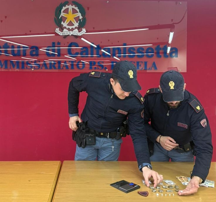 In auto con hashish, cocaina e crack: a Gela la polizia arresta ragazzo