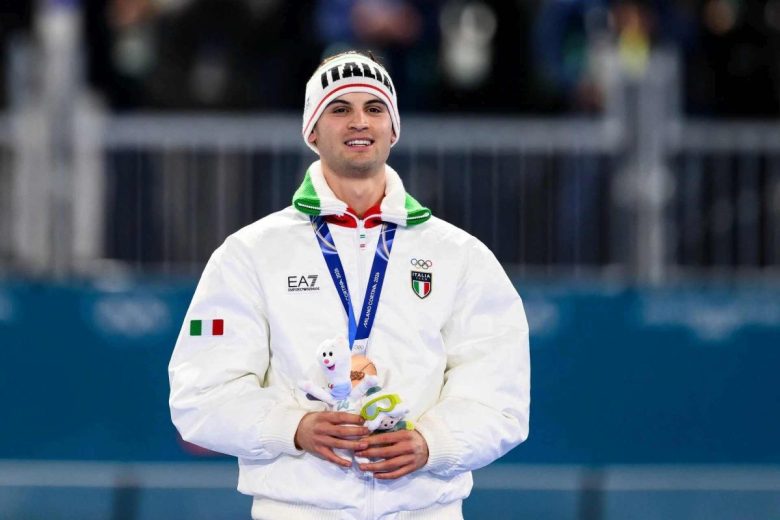 Milano Cortina 2026, esordio olimpico da favola per Lorello: è bronzo nei 5.000 del pattinaggio velocità