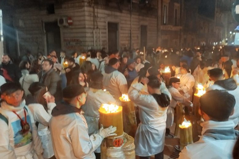 VIDEO | Sant’Agata, che spettacolo il giro interno! Ceri, folla di devoti e Candelore in giro